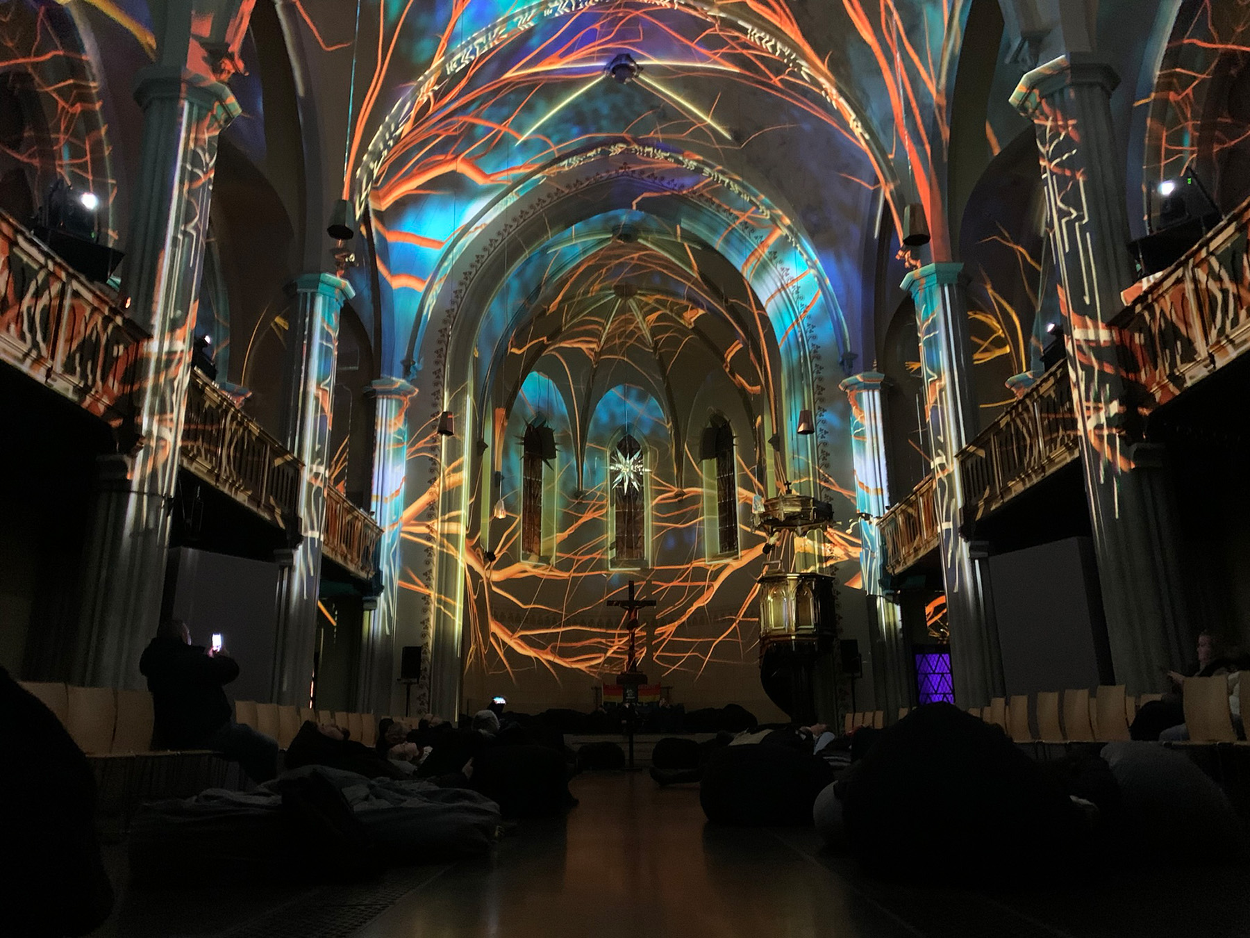 Immersive Lichtshow EONARIUM in der Friedenskirche Leipzig